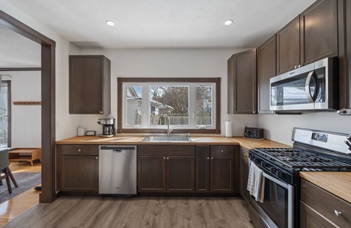 Westside House | GmRm/Rcade | Wk2Food&Drink | 1stFl B&B | 1-StepAcc