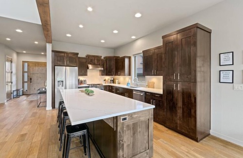 Bend House | Gnarnia - Closest to Mt. Bachelor! 5BR/3.5BA, Jacuzzi