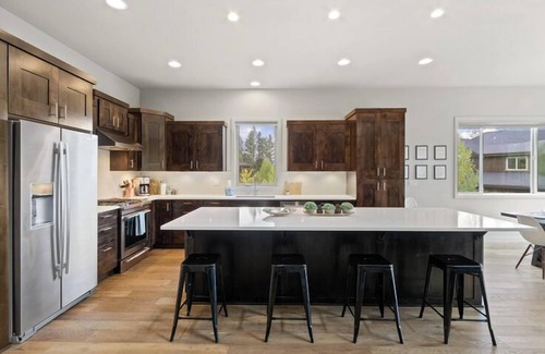 Bend House | Gnarnia - Closest to Mt. Bachelor! 5BR/3.5BA, Jacuzzi