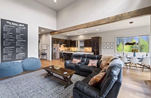 Bend House | Gnarnia - Closest to Mt. Bachelor! 5BR/3.5BA, Jacuzzi