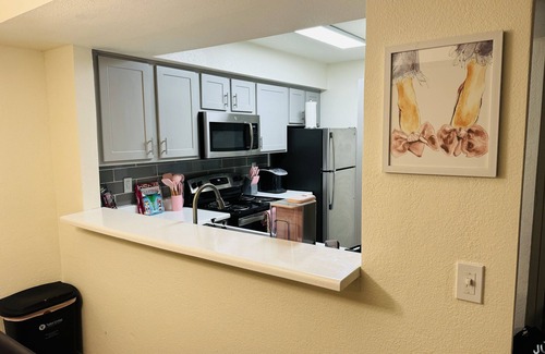 Paradise Apartment | GNO House/9 mins to Strip/Complementary Champagne