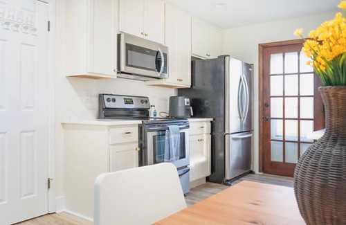 Upper Arlington House | Go Buckeyes!Stylish 3-Level Haven Near OSU,PS5,Skylight, Tailgate-Ready Backyard