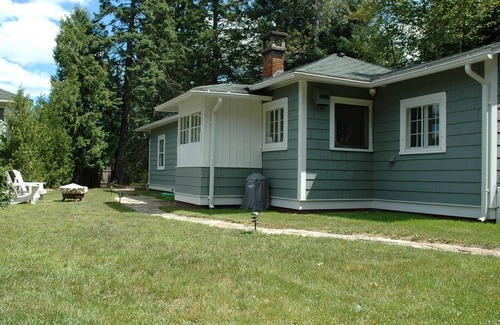 Lake Placid Cottage | ★ GO-Cottage ★ Comfort, Charm, Cozy Vibe ★ King Bed ★ Fenced Yard ★ Walk to town