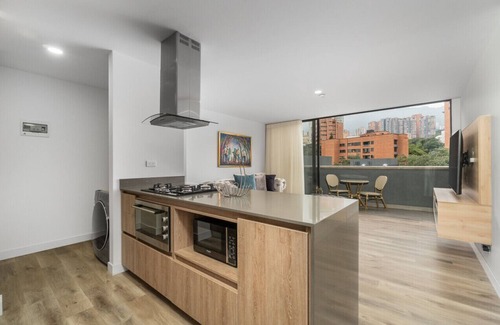La Aguacatala Apartment | Go Living 506 · Luxury Apt near Milla de Oro with AC & Balcony