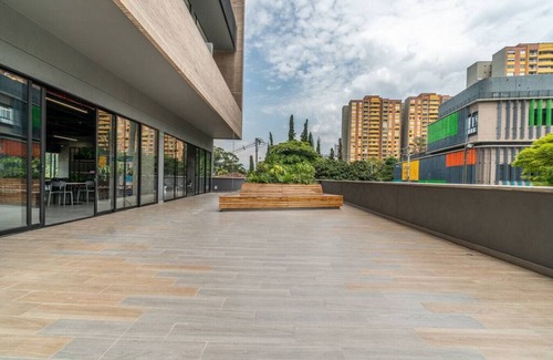 La Aguacatala Apartment | Go Living 506 · Luxury Apt near Milla de Oro with AC & Balcony
