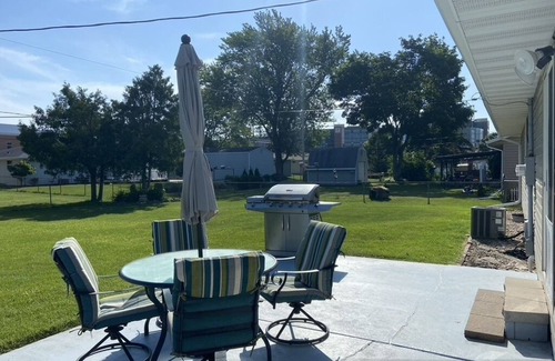 Ashwaubenon House | Go Pack 1090 steps from Lambeau entrance - Heated Garage