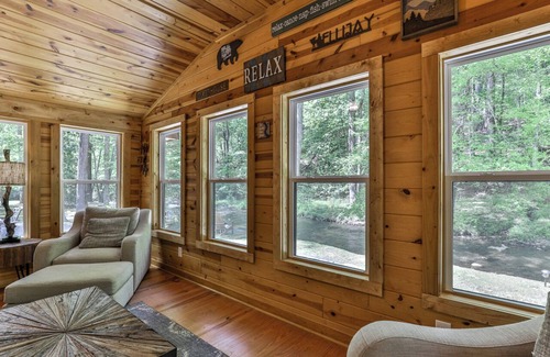 Walnut Mountain Cabin | Go With The Flow-Creek front, only 10 mins to downtown Ellijay/Minimum Age Requ