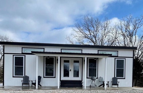 Lake Forest Estates House | Goforth into Nature, a charming 1-bdrm home in the quiet Bloomsdale countryside.