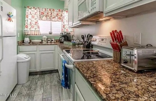 Biloxi Condo | Goin’ Coastal- 2 Bedroom Condo Steps to the Beach!