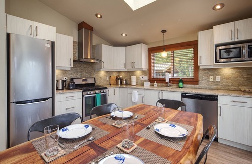 Port Renfrew Cottage | Going Coastal A+B, oceanfront view, pet friendly sleep a total of up to 10