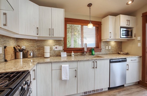 Port Renfrew Cottage | Going Coastal A+B, oceanfront view, pet friendly sleep a total of up to 10