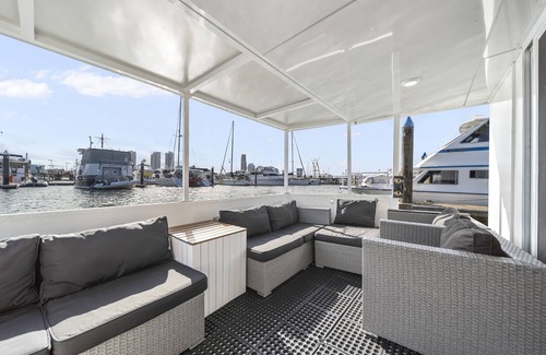 Main Beach Boat Rental | Gold Coast Floating Home, Beach, Restaurants, Pets