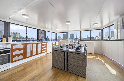 Main Beach Boat Rental | Gold Coast Floating Home, Beach, Restaurants, Pets