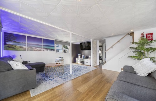 Main Beach Boat Rental | Gold Coast Floating Home, Beach, Restaurants, Pets
