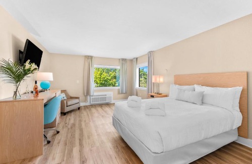 Traverse City Hotel | Gold Coast Inn Breathtaking Sunsets Standard Lake View Room 105