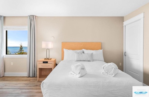 Traverse City Hotel | Gold Coast Inn Breathtaking Sunsets Corner Lake View Room 208
