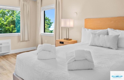 Traverse City Hotel | Gold Coast Inn Breathtaking Sunsets Corner Lake View Room 301