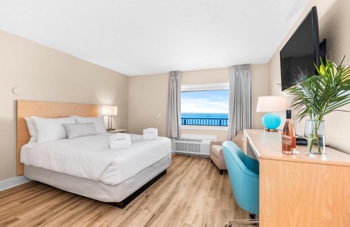 Traverse City Hotel | Gold Coast Inn Breathtaking Sunsets Standard Lake View Room 302