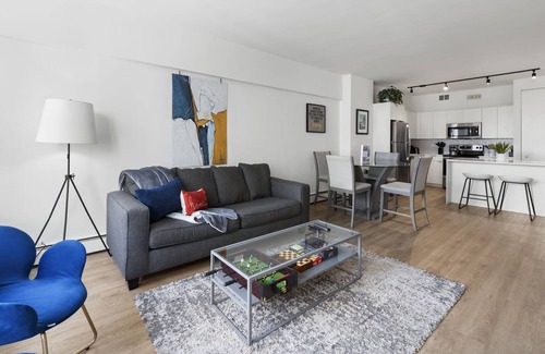 Rush and Division Apartment | ☀️❤️‍🔥Gold Coast Lavish Home w/ Roof Pool & Gym❤️‍🔥☀️