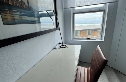 Gold Coast Apartment | Gold Coast Surf View with Parking, Pool, Lift