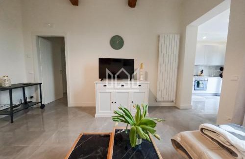 Ferrara Apartment | Gold River House