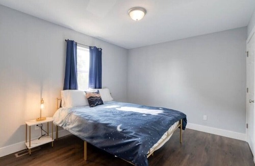 Evergreen House | Gold Rush | MT Sky Haus- 8 mins from airport