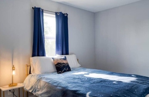 Evergreen House | Gold Rush | MT Sky Haus- 8 mins from airport