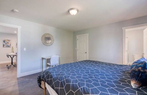 Evergreen House | Gold Rush | MT Sky Haus- 8 mins from airport
