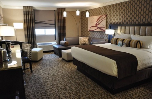 Sunrise Manor Hotel | Gold Tower - Luxury King Unit at Golden Nugget Las Vegas! Pools, Pet-friendly!