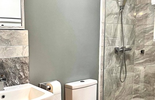 Llanybri House | Goldcrest 4-Hot Tub-Woodland Lodges-Carmarthenshire-Tenby