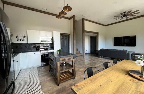 Highlands House | Golden Acres Barn with Hot Tub+Firepit+Game Loft, & Mountain views, creek access