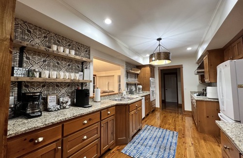 Highlands House | Golden Acres Ranch Hot Tub,Game Room, Creek & Mtn View. 8m from DT Highlands