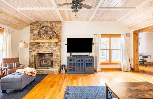 Highlands House | Golden Acres Ranch Hot Tub+Gameroom+Creek & wifi