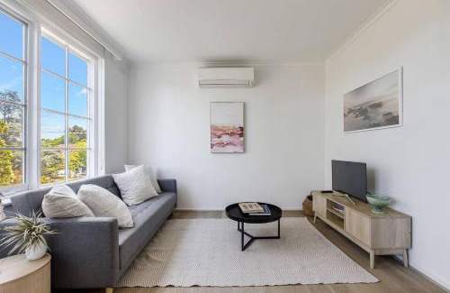 St. Kilda East Apartment | Golden Alma - A Radiant Escape between City & Sand