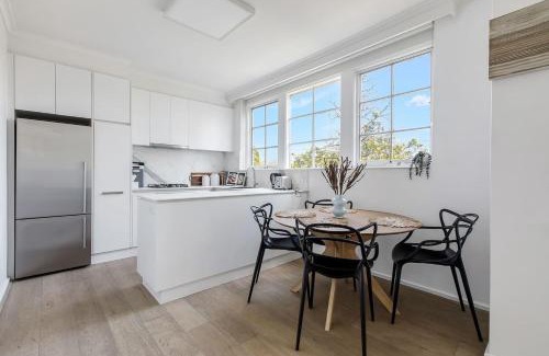 St. Kilda East Apartment | Golden Alma - A Radiant Escape between City & Sand