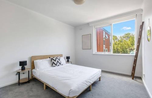 St. Kilda East Apartment | Golden Alma - A Radiant Escape between City & Sand