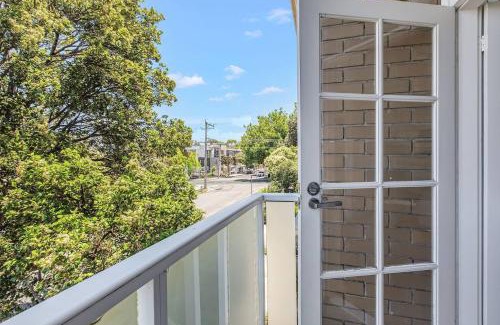 St. Kilda East Apartment | Golden Alma - A Radiant Escape between City & Sand