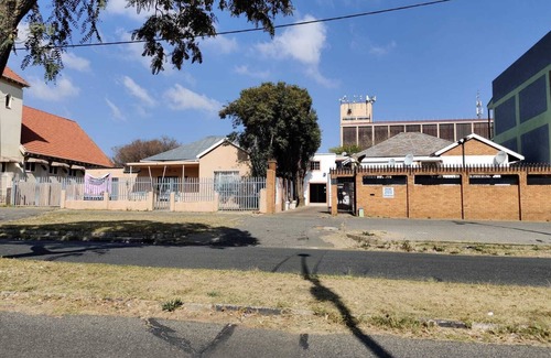 Greater Johannesburg Metropolitan Area House | Golden Apartment with (2 Rooms) 1 Stylish Lounge & a Luxury bedroom