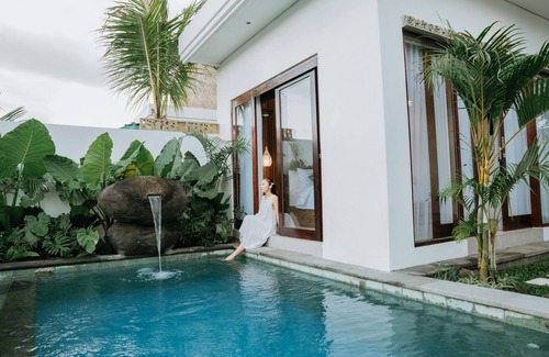 Mas Villa | Golden Bee