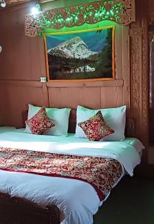 Dal Lake Boat Rental | Golden Crest DALLAKE