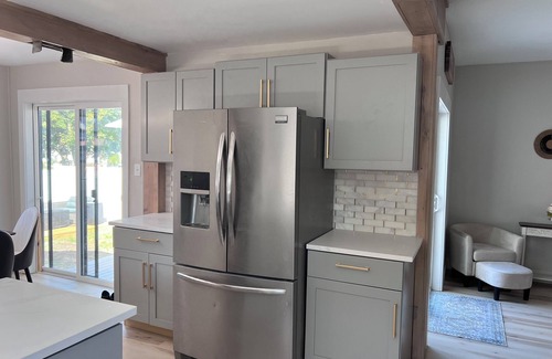 Northeast South Bend House | Golden Dome Oasis. Spacious 5 BR! Walk to ND! Large yard w Hot Tub! Outdoor TV
