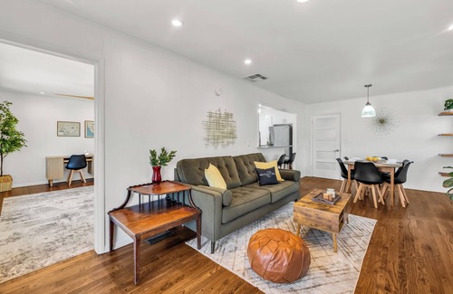 Tulsa House | Golden Era Retreat-3 Miles to Expo-Fully-Fenced-Pet Friendly