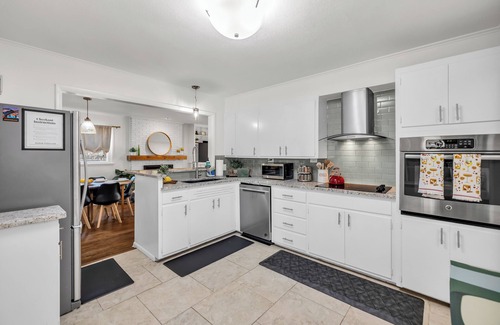 Tulsa House | Golden Era Retreat-3 Miles to Expo-Fully-Fenced-Pet Friendly