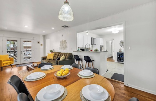 Tulsa House | Golden Era Retreat-3 Miles to Expo-Fully-Fenced-Pet Friendly