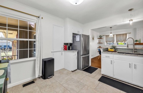 Tulsa House | Golden Era Retreat-3 Miles to Expo-Fully-Fenced-Pet Friendly