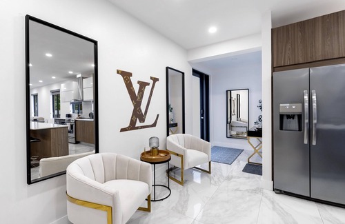 Croissant Park House | Golden Fox Downtown Pool House