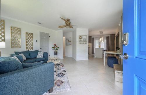 Old Seminole Heights House | Golden Greek and Dexters Cottage Near downtown