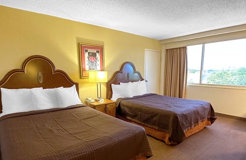 Charlotte Hotel | Golden Green Hotel by OYO Charlotte