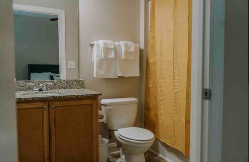 Greensboro Apartment | Golden Magic, 7min, Self Check-In, Smart TV