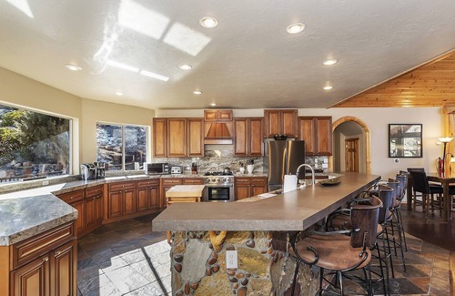 Castle Glen Estates Cabin | Golden Oak Estate by Destination Big Bear : Luxury Log Home in Castle Glen! Walk to the Lake! Beautiful Mountain Views!